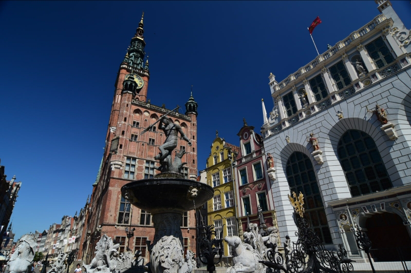 Keine Kirche, sondern das alte Rathaus. Man muss unbedingt hineingehen. Ach ja, und davor ein weiteres Wahrzeichen der Stadt, der Neptunbrunnen