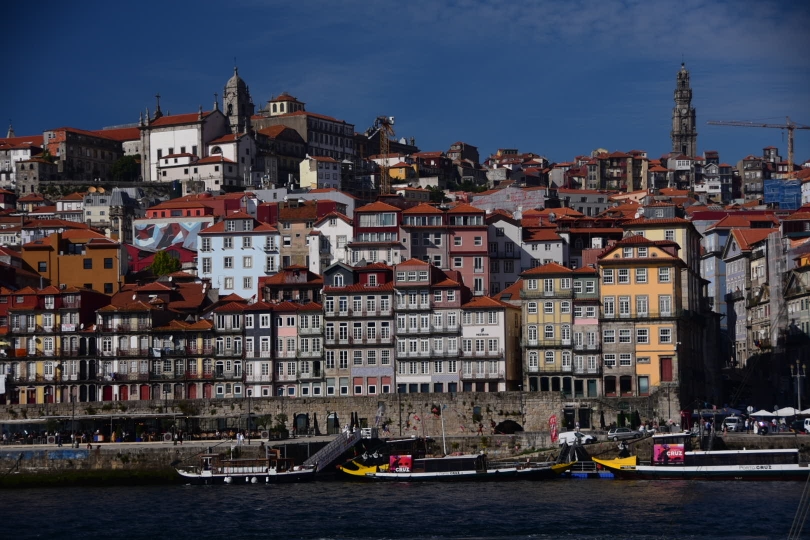 Bei näherem Hinsehen sind gerade diese Wohnhäuser oft heruntergekommen und unbewohnt - und doch geben sie ein sehr schönes Stadtbild