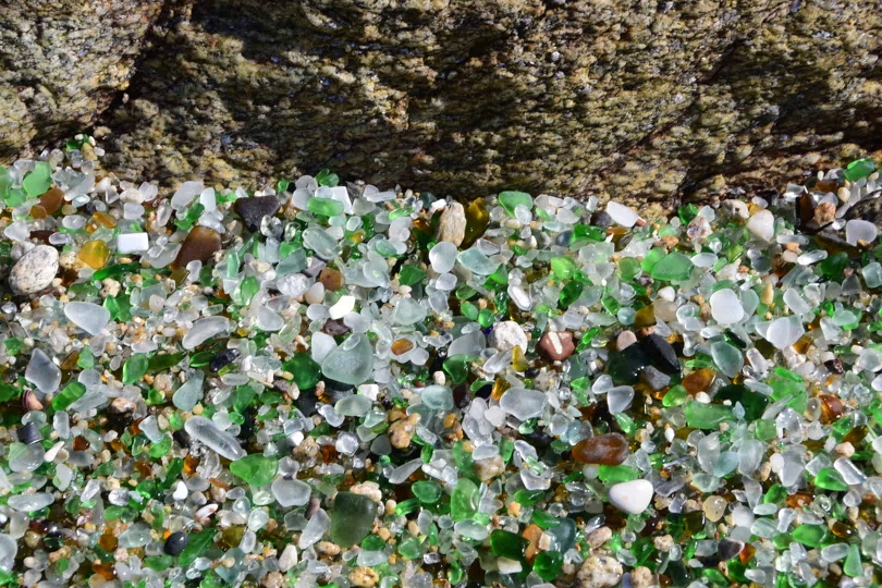 Sehr klein und sehr speziell: die Playa de los Cristales bei Laxe
