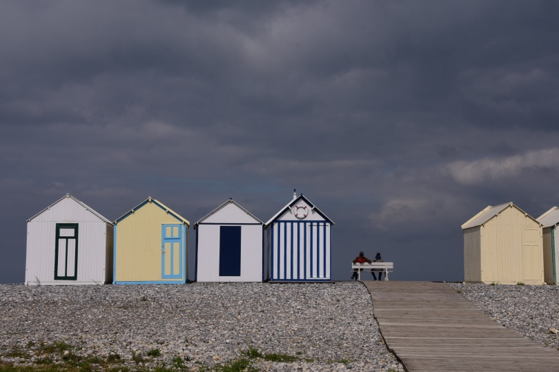 Der Traum vom kleinen Häuschen direkt am Meer - es sind aber hunderte in einer Reihe