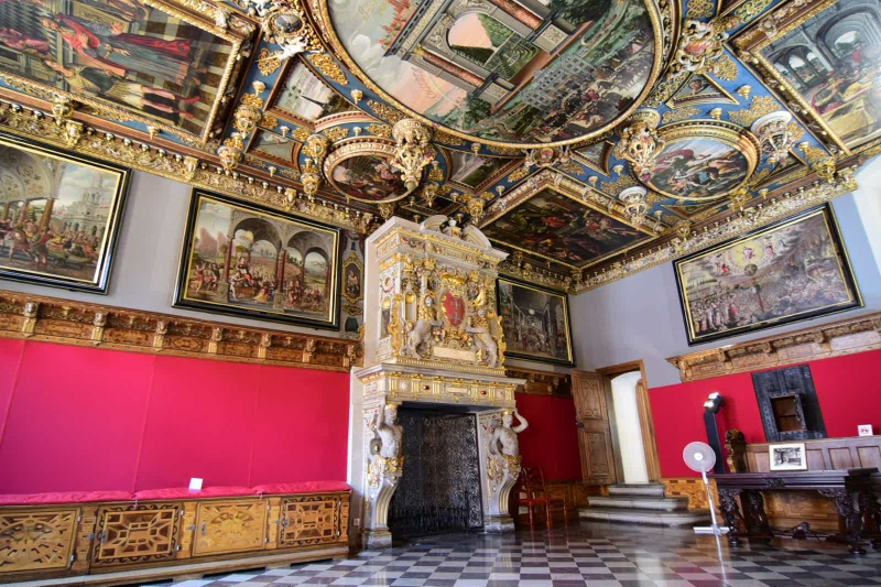 Die ganze Pracht findet sich aber erst im Roten Saal