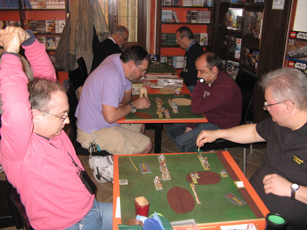 Il DBA è bello perché è vario: Chi si rilassa, chi cerca una ZOC fuori campo, chi muove, chi dorme o forse pensa profondamente, chi finge indifferenza di fronte alle mosse del nemico.