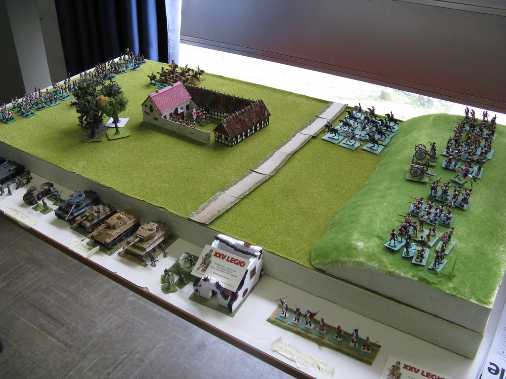 Il campo di battaglia con le truppe inglesi schierate sulla collina e la Haye Sainte in mezzo ai due schieramenti.