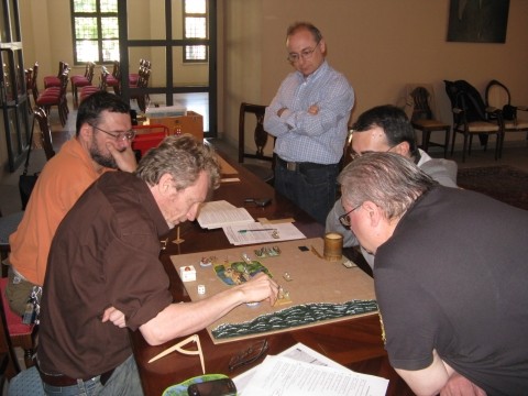 Le facce perplesse degli altri, esprimono dubbio sulle qualità di manipolatore di Boetti....