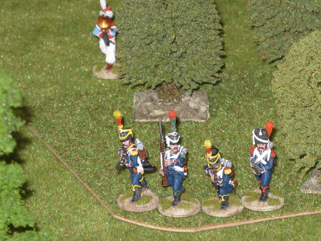 e il fuoco congiunto degli Anglo-Russi costringe i superstiti a ritirarsi precipitosamente nel bosco.