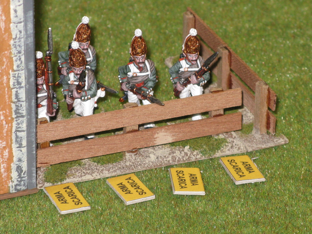 I granatieri russi si posizionano dietro una staccionata e tengono sotto tiro i bavaresi.