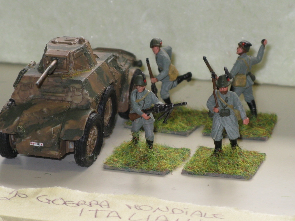 Autoblinda italiana AB 41 e alpini.