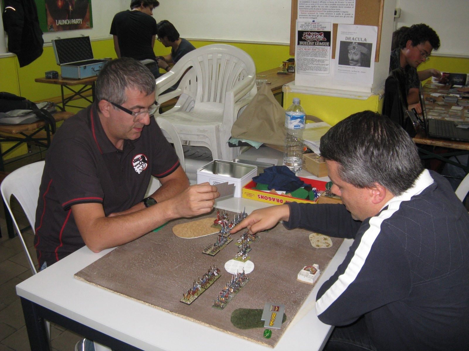 Guarda che se mi tocchi ancora le mie basette, te lo ghigliottino quel dito!ttino