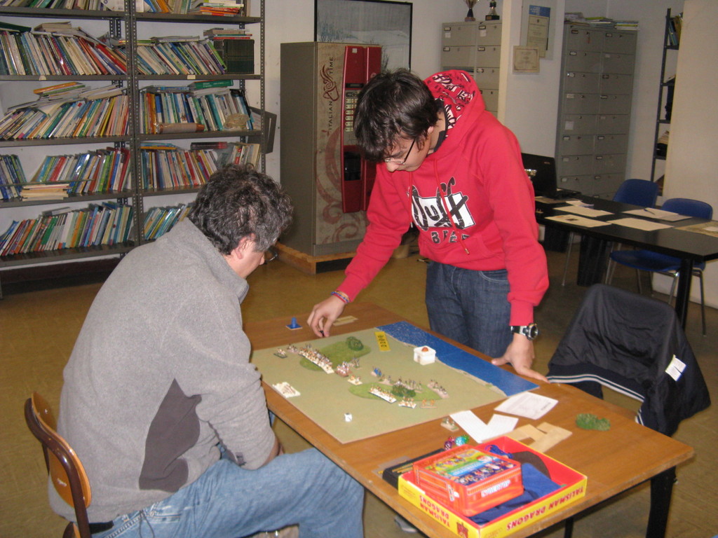 Certo che visto dall'alto, si capisce meglio lo schieramento.