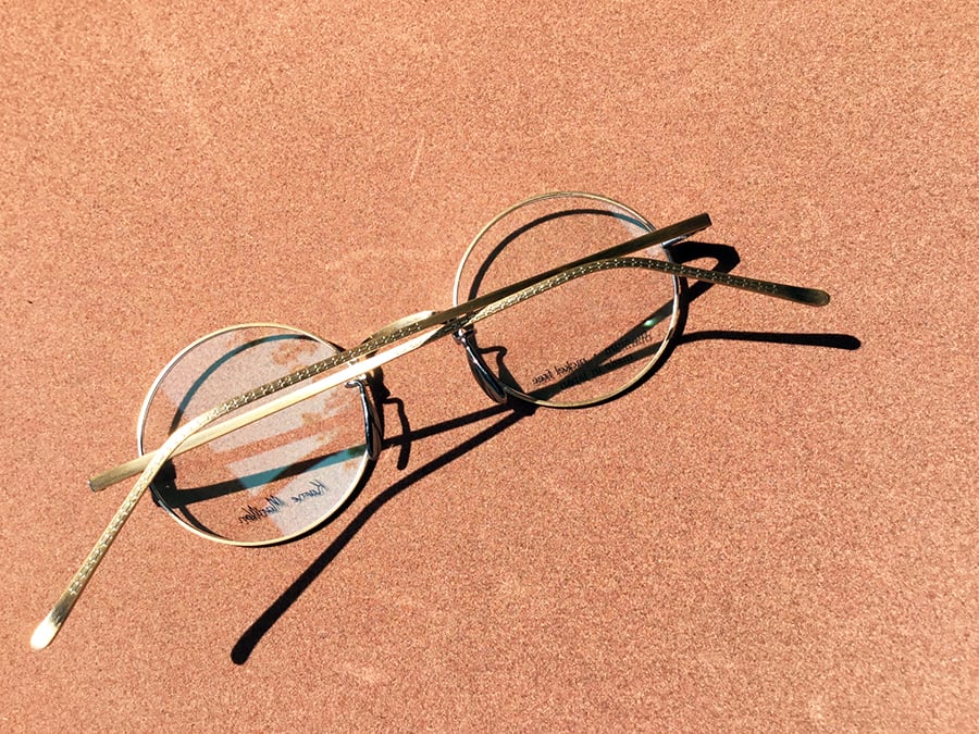 KameManNen-108　テンプルの外側にも彫金が施されています