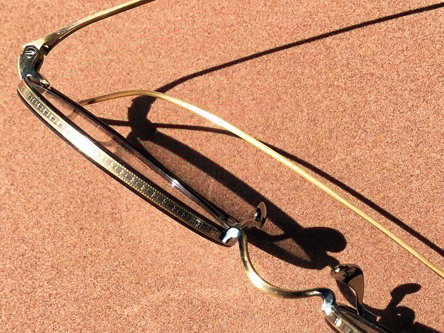 KameManNen-107　テンプルエンドは亀形のデザイン