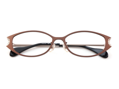 Rei　col.497P/7528P（ﾌﾞﾗｳﾝ/ｵﾌﾎﾜｲﾄ）　52□16-140　￥42,000+tax　全体的にやさしく掛けられる様に柔らかいブラウンベースのカラーで。