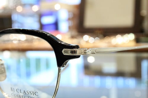 ブローパーツにセルロイドを使用し極力薄く、両サイドを削り込むことで見た目の重さを軽減。