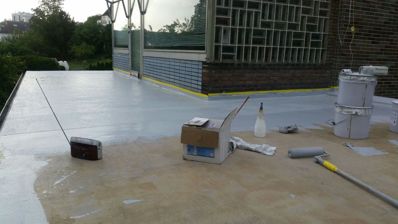 Abdichtung wird auf einer Dachterrasse aufgetragen - Mario Bogisch Bausysteme