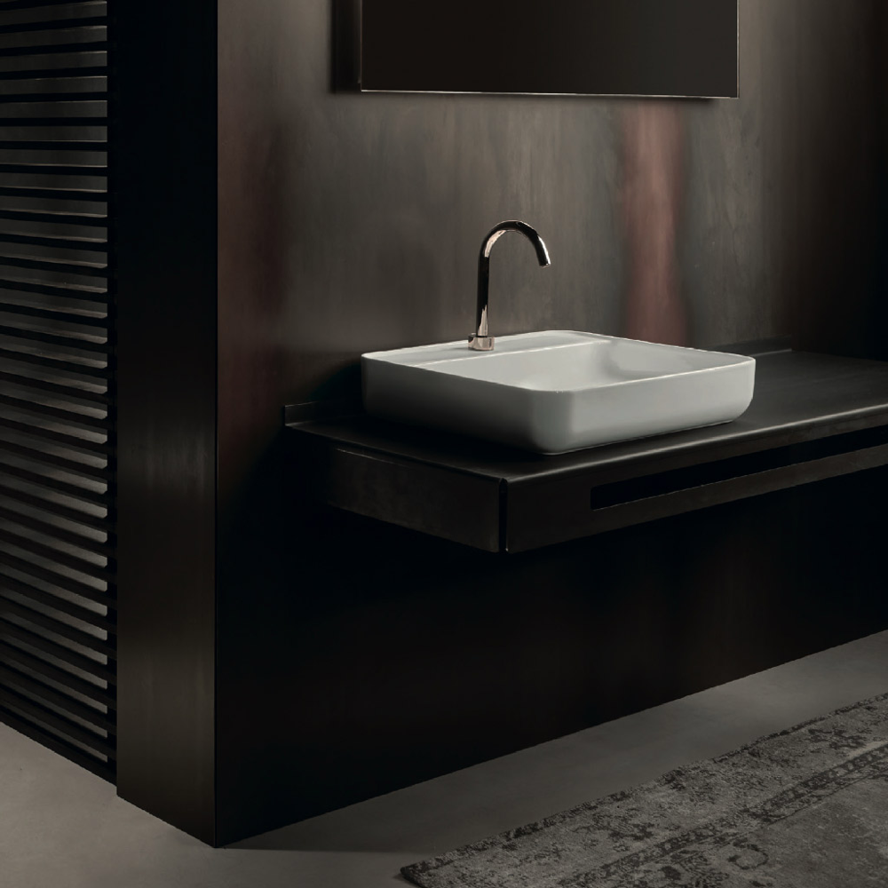 dunkles Badezimmer mit Schwarzstahl Waschtisch und Wänden