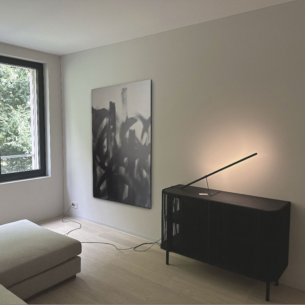 TV-ZIMMER MIT KUNSTWERK VON POLYDUAL