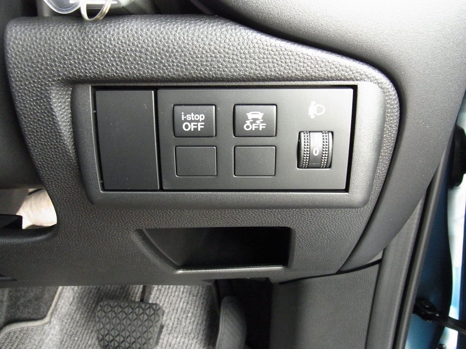 右から、ヘッドランプのレベライザー、横滑り防止装置キャンセルボタン、i-stopキャンセルボタン（クリックで拡大します）