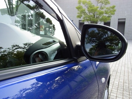 大きなサイドミラーとフロントウィンドウのデザインのおかげで見切りは意外と優秀です（クリックで拡大します）