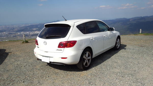 29枚目もemojinobuta様の白いBKアクセラ「シロセラ」君。赤いテールランプは初期型ですね。