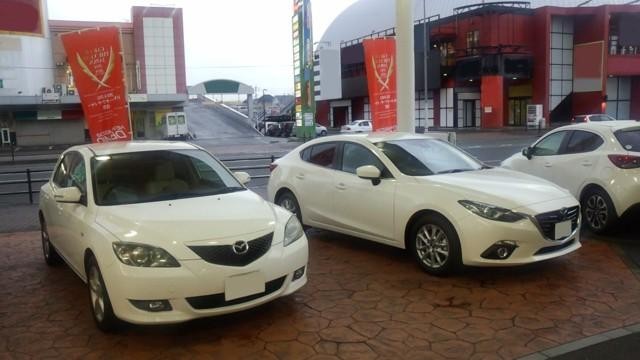 32枚目もemojinobuta様より。これまでの相棒BKアクセラ「シロセラ」君とアクセラセダン15Sツーリングとのツーショット写真！