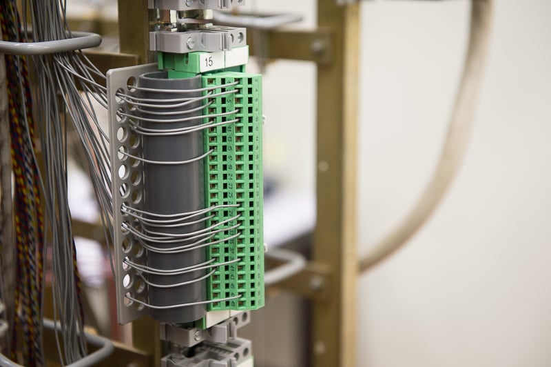 ...Verdrahtungshilfe einschnappen