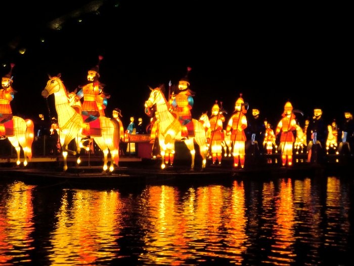 公州の錦江でのライトアップ人形（百済の人々）
