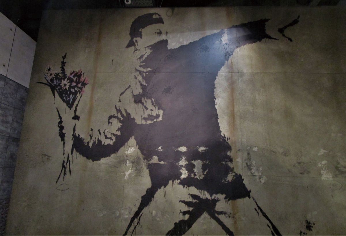 美術のアウトサイドから権威・権力を批判する逆説的存在