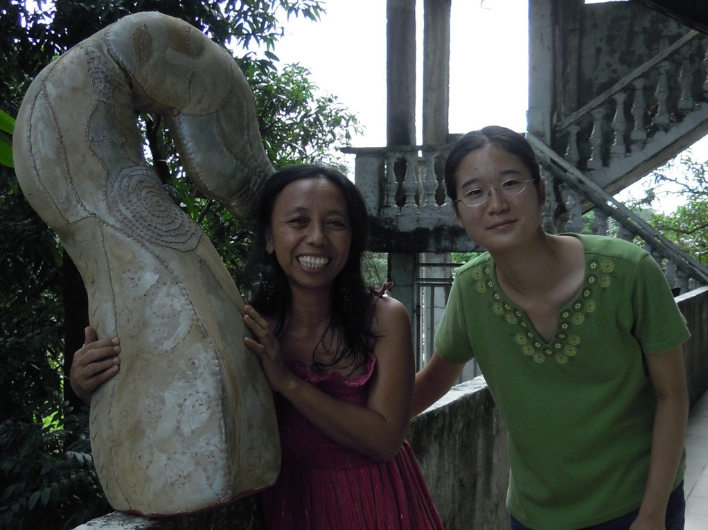 アルマ・キント（左）と筆者（右）（2011年11月27日、マニラ郊外のキントのアトリエにて、中西美穂撮影）