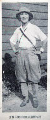 【図版２】 長谷川春子写真（1939 年ハノイ）。 長谷川の『南の処女地』には、 「河内街頭に民情を探る筆者」の説明がある。