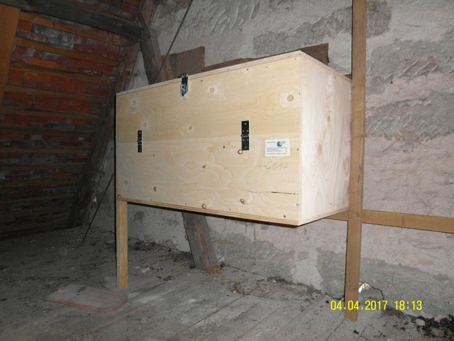 Ein Nistkasten in einer privaten Scheune.  Foto Bernhard Langenegger