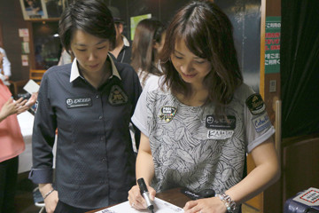 色紙にサインする河原&光岡純子　Photo : タカタアキラ