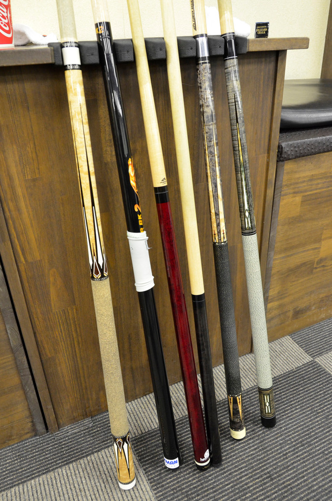 左側3本が持永選手のキュー。右側は喜島選手のキュー