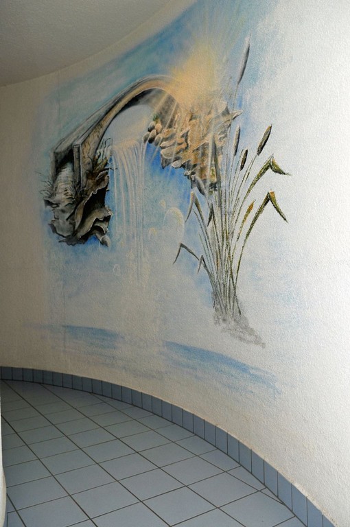 Künstlerischer Durchgang von Umkleide zu den Saunen