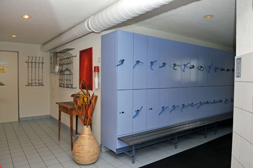 Umkleide mit abschliessbaren Kästen