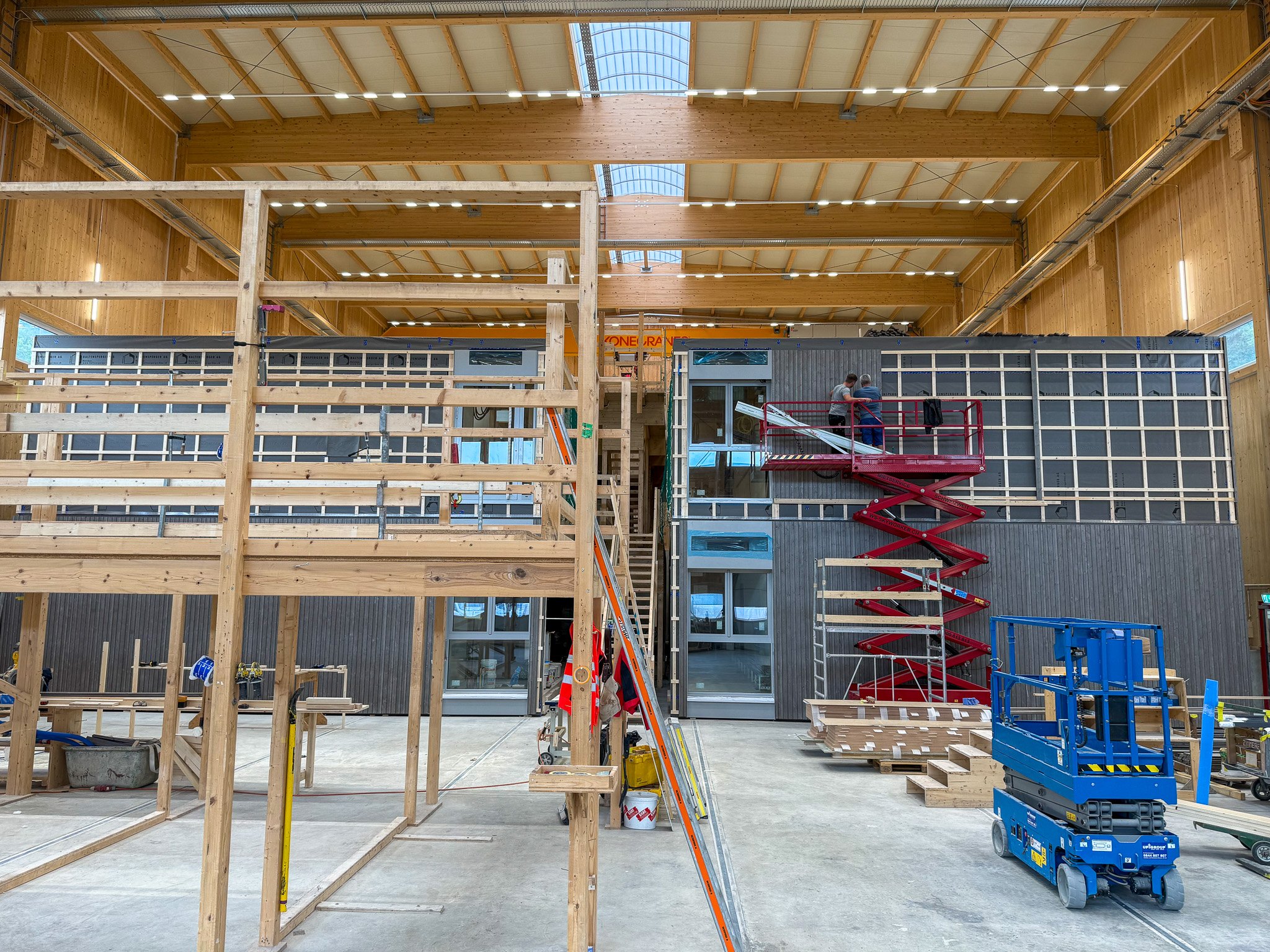 Süd - Fassade mit Eingangstüre oben links