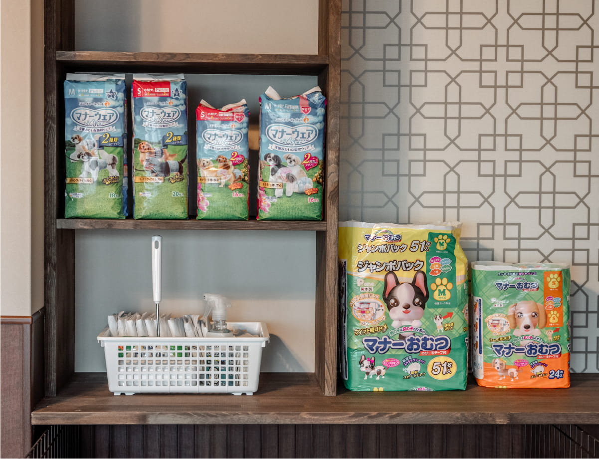 すべての客室には、滞在中ご自由にお使いいただけるペット用のタオルやトイレシーツなどが備え付けられております。