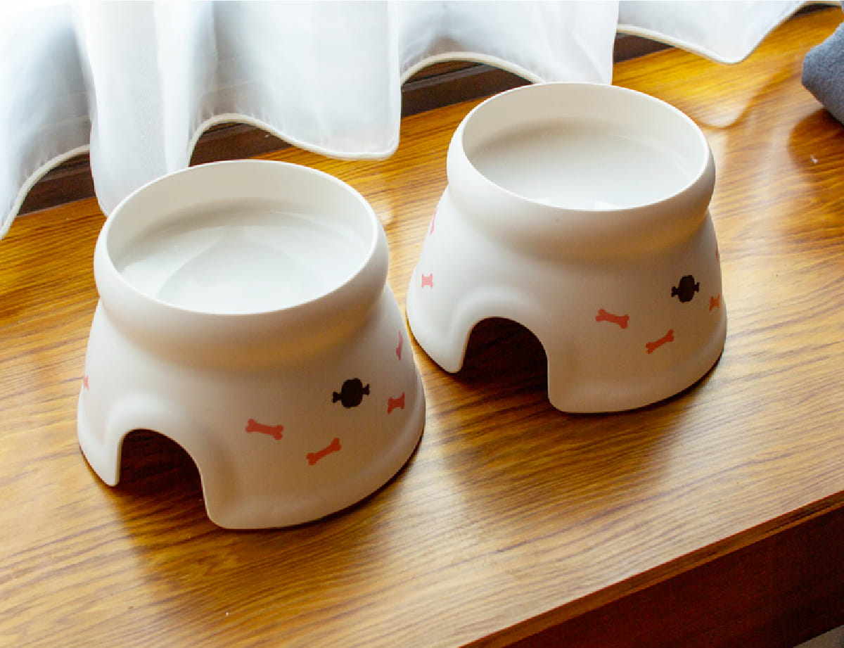 定員頭数分のペット用食器と水入れをご用意しております。ご自由にお使いください。