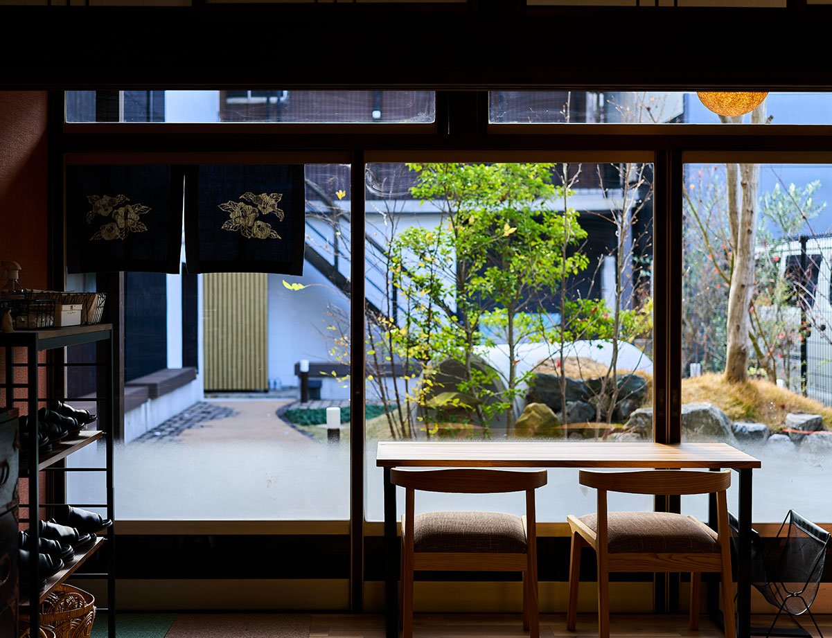 受付からも中庭が見渡せます。