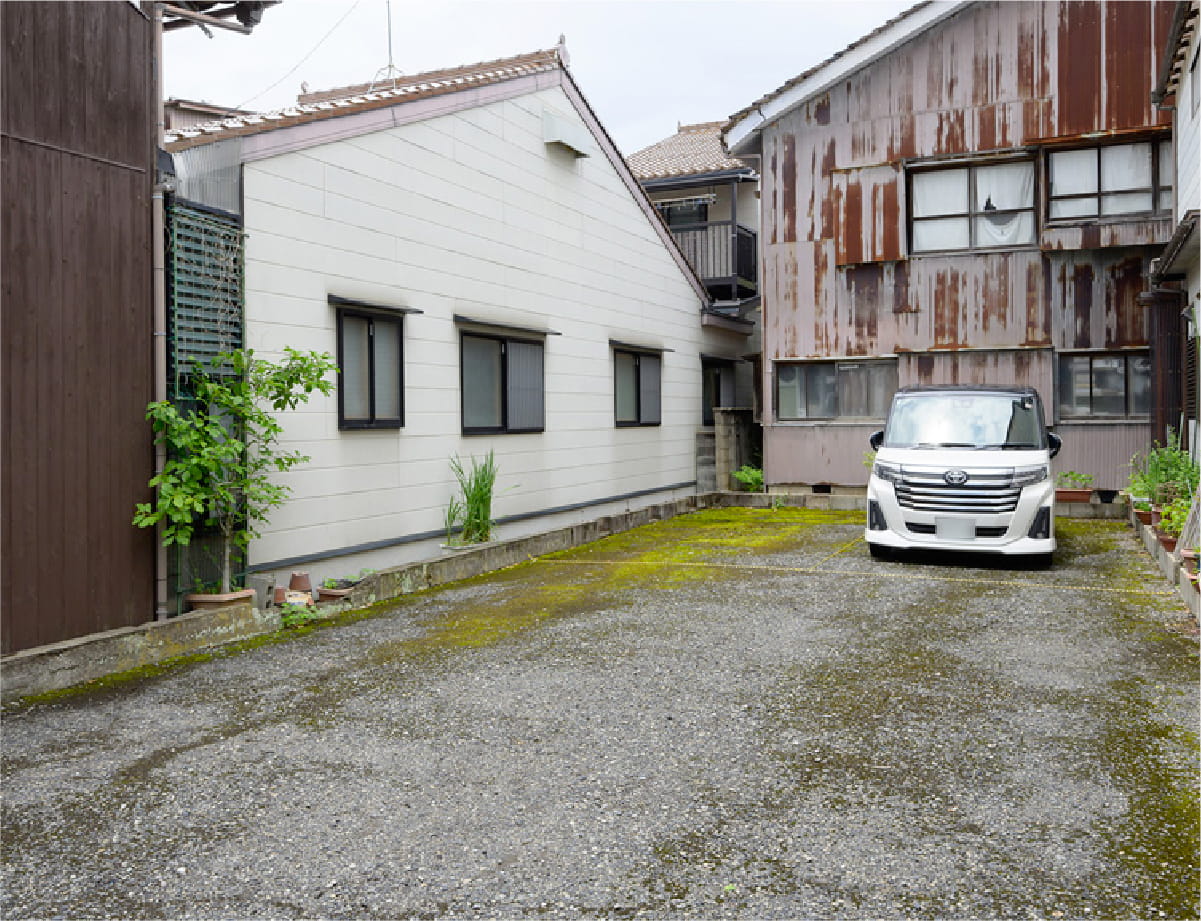 別邸新町の駐車場。全部で3台駐車可能です。