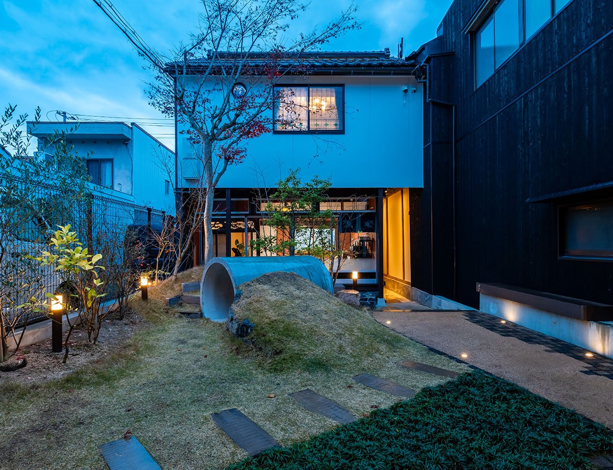 別邸葵町の中庭は滞在者や施設内カフェの利用者が遊べるスペースです。リードをつけてご利用ください。