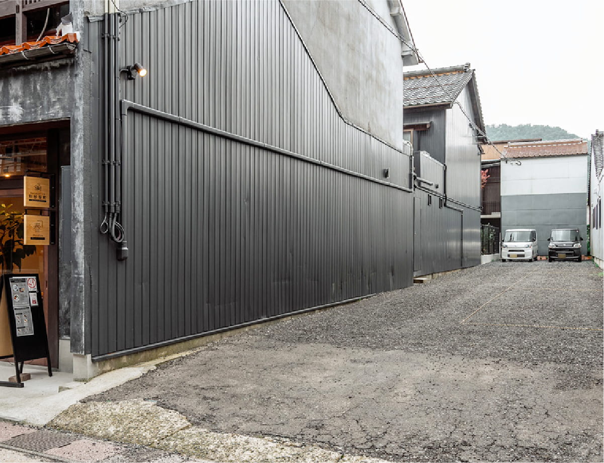 別邸葵町のすぐ隣にある駐車場もお使いいただけます。