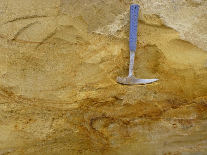 Abbildung 2: OSM-Sedimente mit linsenartig eingeschalteter „Kleinsäugerfundschicht“ (schwarz gekennzeichneter Bereich.