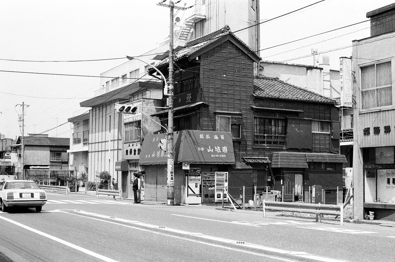 当時めずらしい木造三階建て（江戸東京たてもの園に移設）