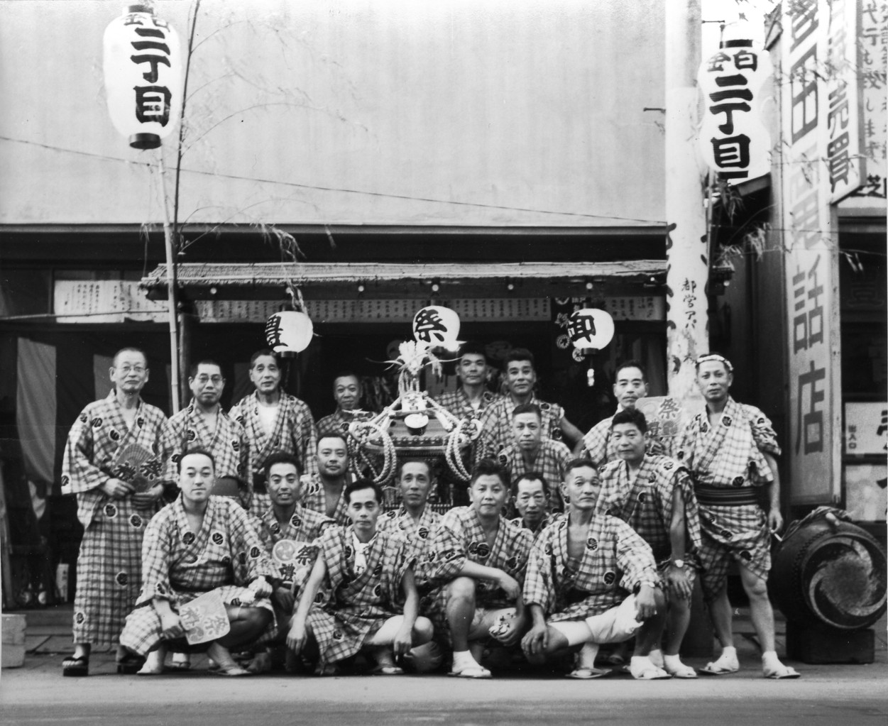 １９５６年　白金台町二丁目町会　祭礼御神酒所前