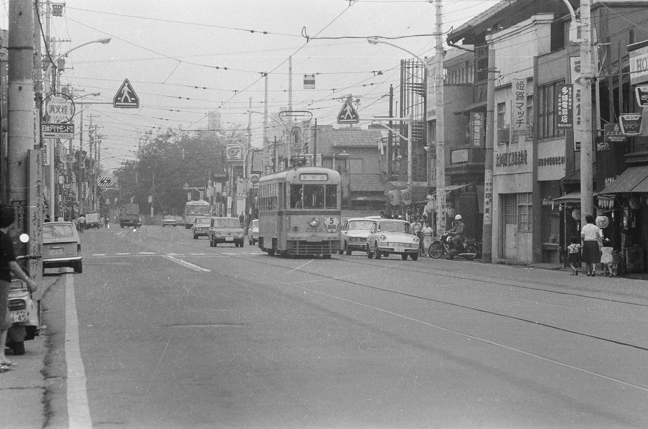 １９６６年　現目黒通り（電話局付近）