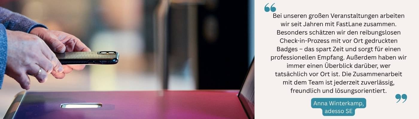 Eine Hand hält ein Smartphone über einen Scanner eines SelfPrint-Kiosks. Auf der rechten Seite ist ein Zitat eines Kunden.