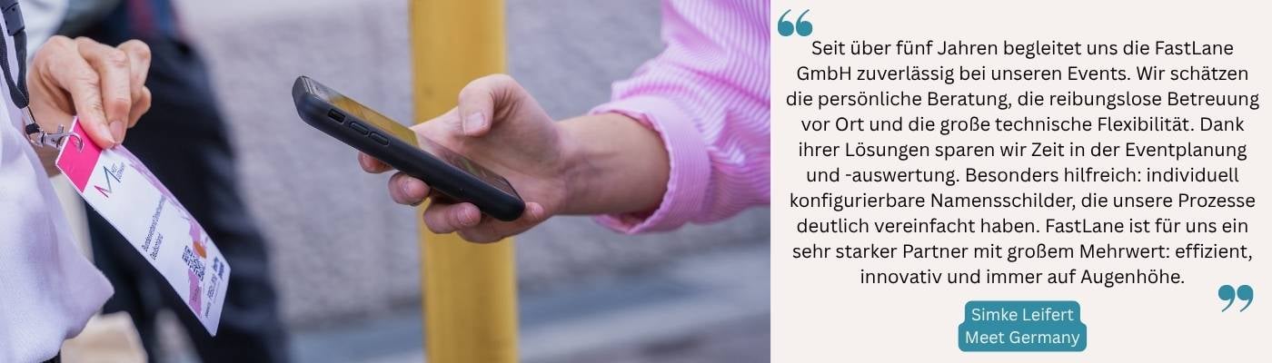 Eine Hand hält ein Smartphone und scannt ein Badge mit QR-Code.