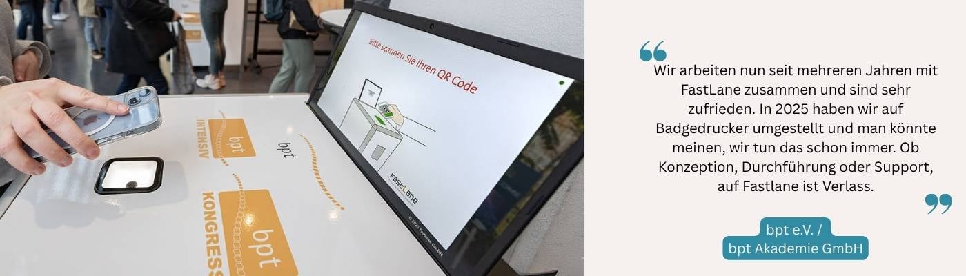 Eine Hand hält ein Smartphone über einen Scanner eines SelfPrint-Kiosks. Auf der rechten Seite ist ein Zitat eines Kunden.