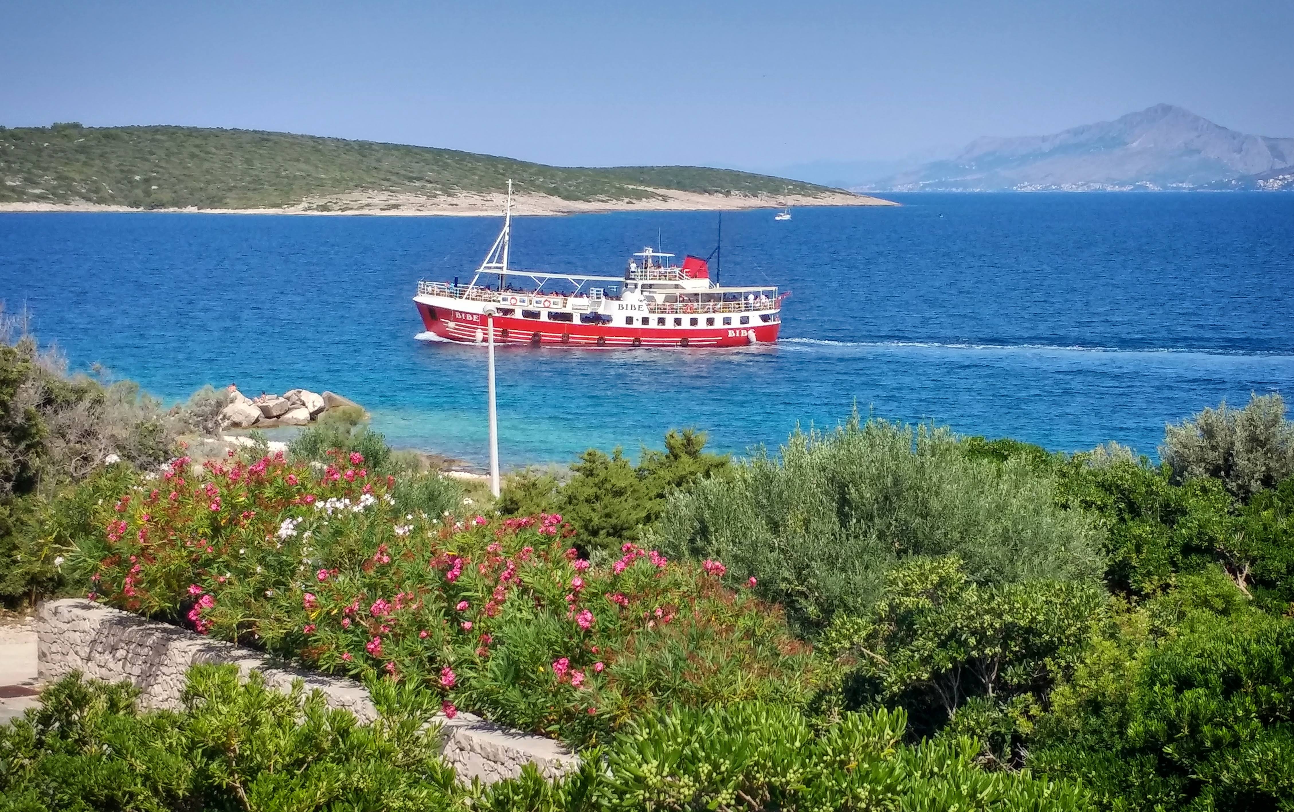 #povlja #islandbrac #wyspabrac #isolabrac #inselbrac #adriatic #sea #mare #meer #dalmatia #dalmazia #dalmatien #croatia #croazia #chorwacja #kroatien #apartmentspovlja #holidayapartments #vacation #vacanze #urlaub #boat #picnic