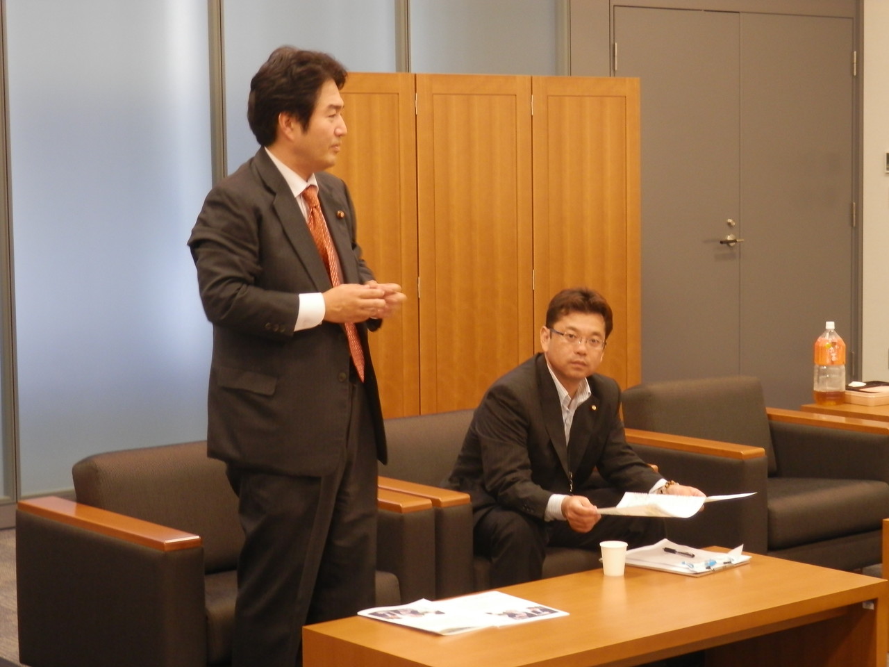 議員会館で航空機問題をかたる